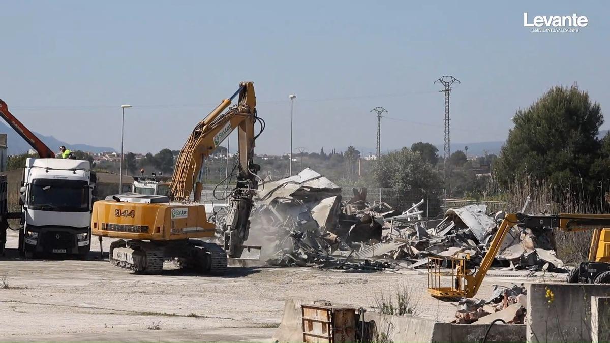 Adiós a los silos de la histórica cementera de Novetlè