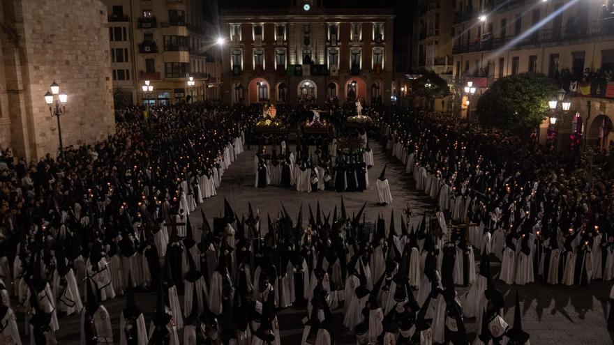 DIRECTO | La Tercera Caída de Zamora llega a la Plaza Mayor para recitar &quot;La muerte no es el final&quot;