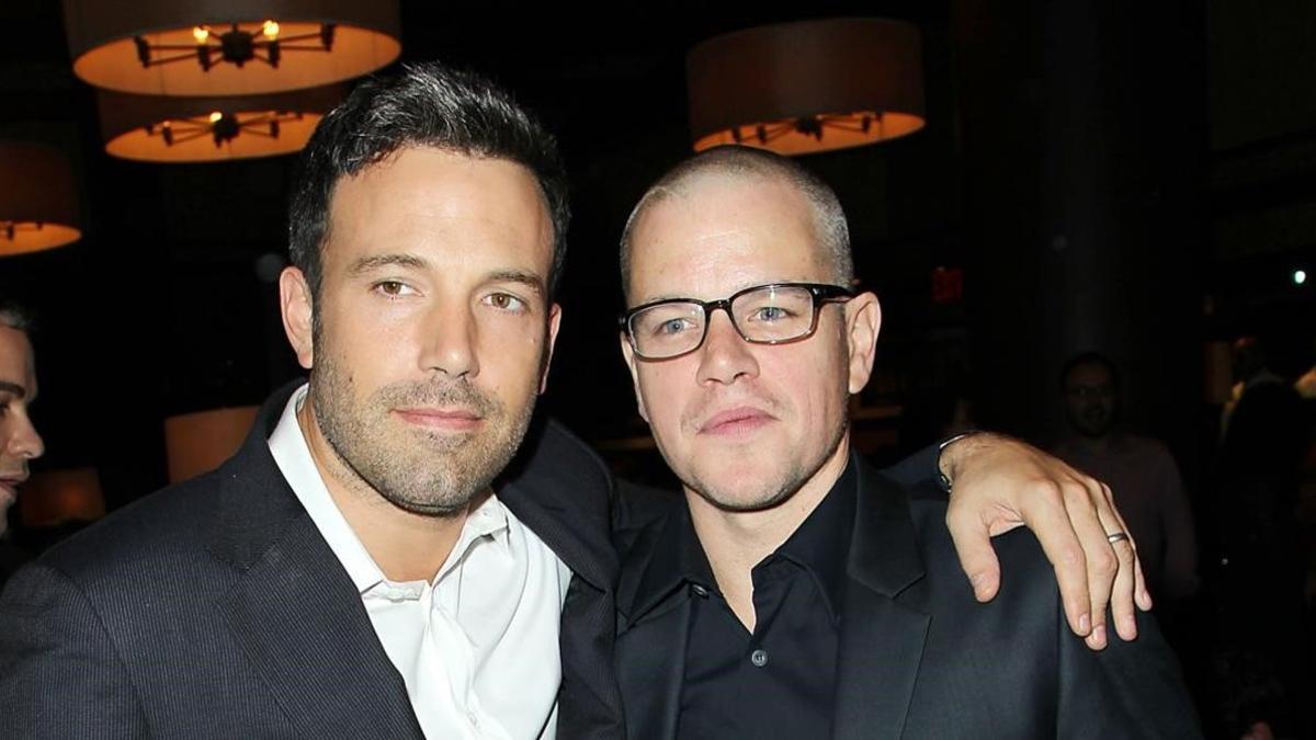 Ben Affleck y Matt Damon posan en el estreno del filme 'Argo', en Nueva York.