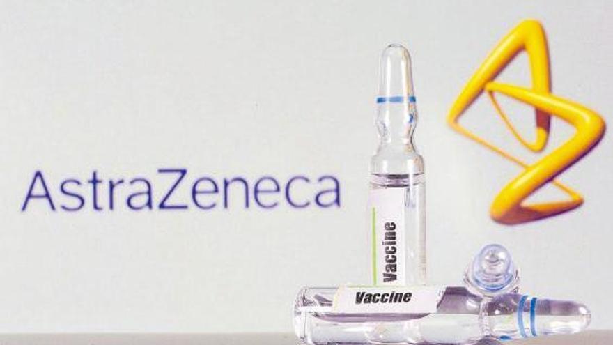 Ampollas para la vacuna, ante el logotipo de la farmacéutica AstraZeneca.