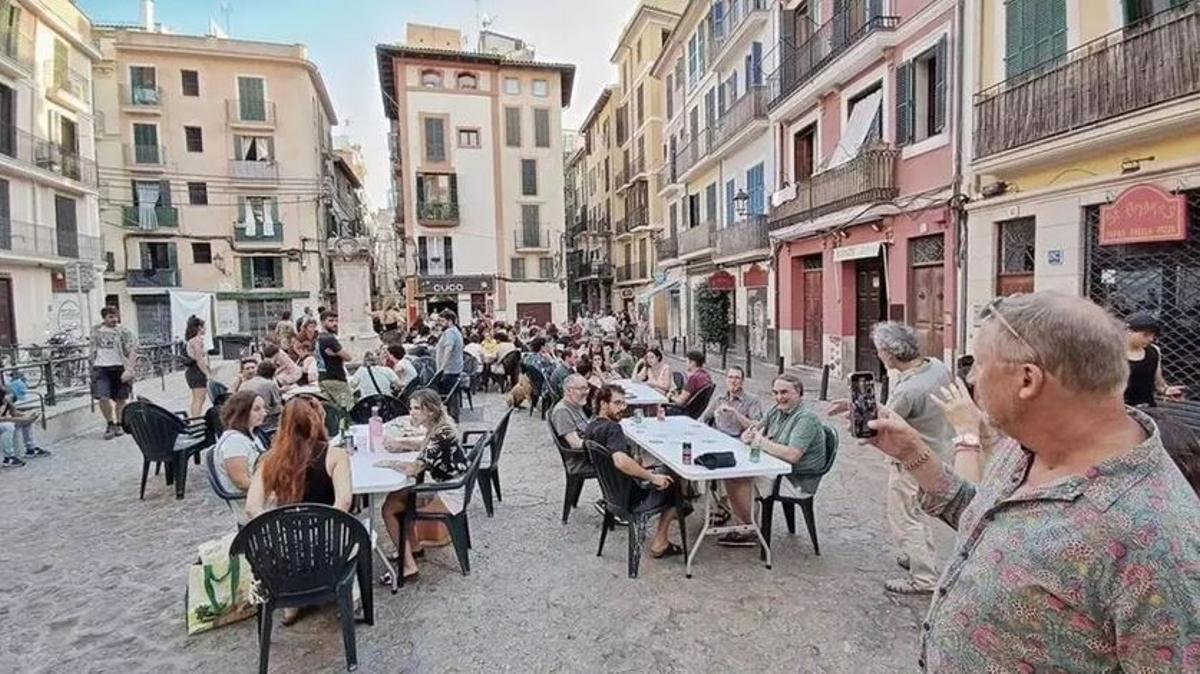 Eines der Abendessen auf der Plaça d'en Coll im Sommer 2025