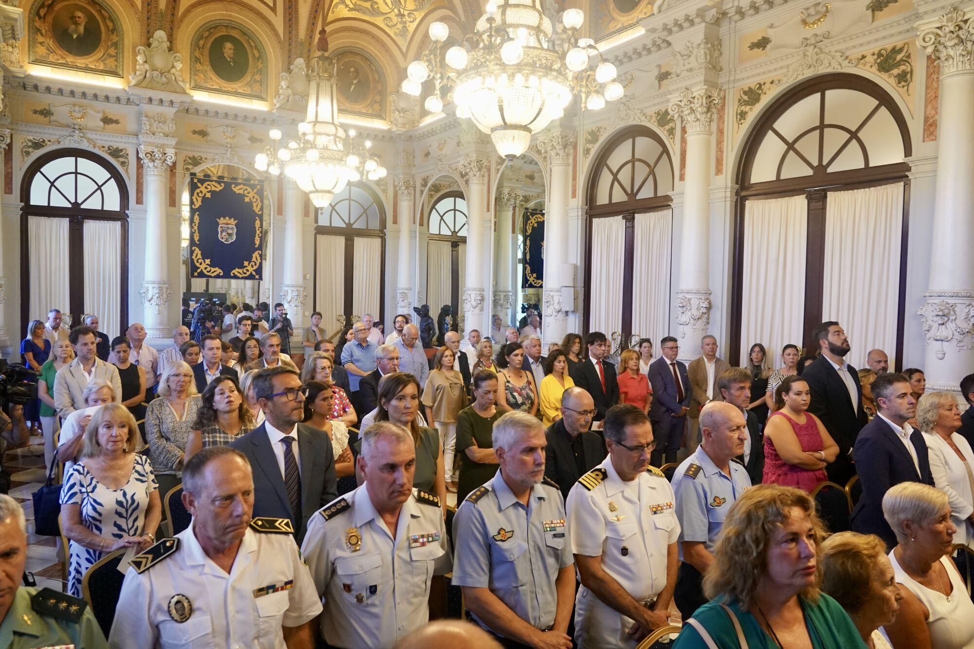 La emoción y la memoria, los momentos asociados al dolor, irrumpieron de regreso al alma de los presentes en el homenaje institucional a Martín Carpena celebrado en el Salón de los Espejos del Ayuntamiento de Málaga. En el mismo lugar en el que hace un cuarto de siglo estuvo situada la capilla ardiente en la que lo lloró su ciudad. 