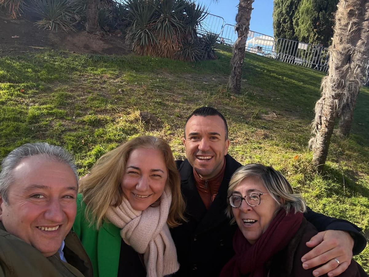 Mompó abraza a Conchín, a la derecha de la imagen, junto a la portavoz popular Ana Bayarri, y el alcalde de Emperador, Alberto Bayarri.