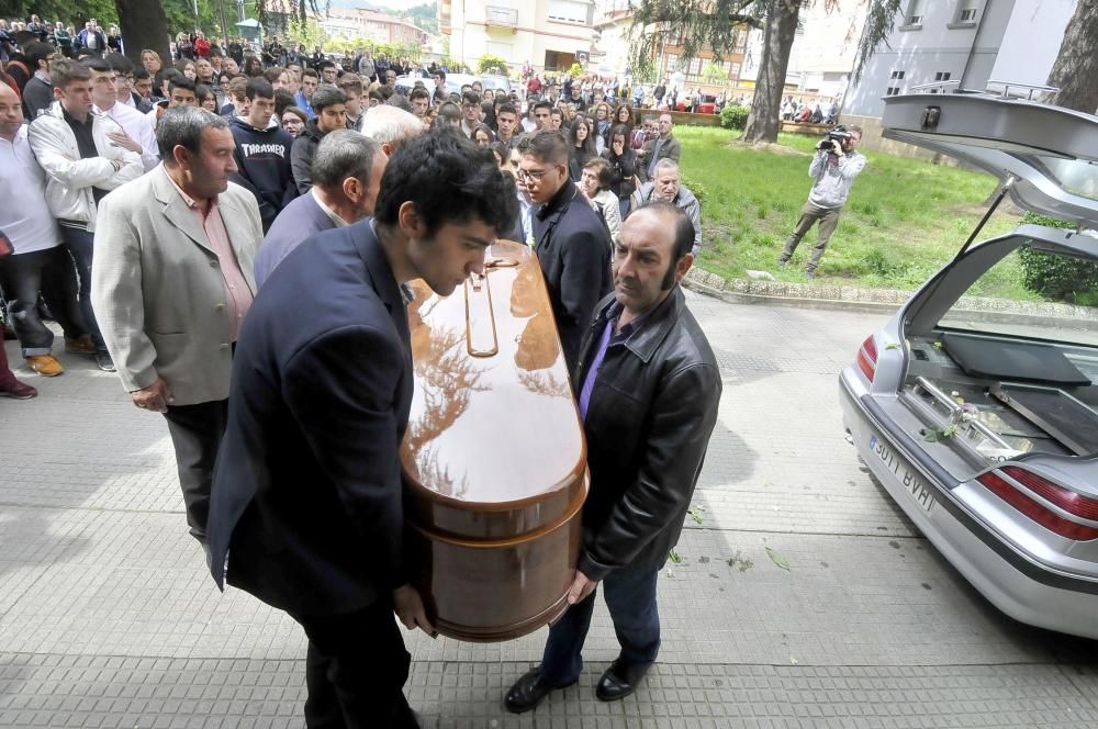 Funeral en Laviana por Marta Pérez, la joven de 17 años fallecida en accidente de tráfico.