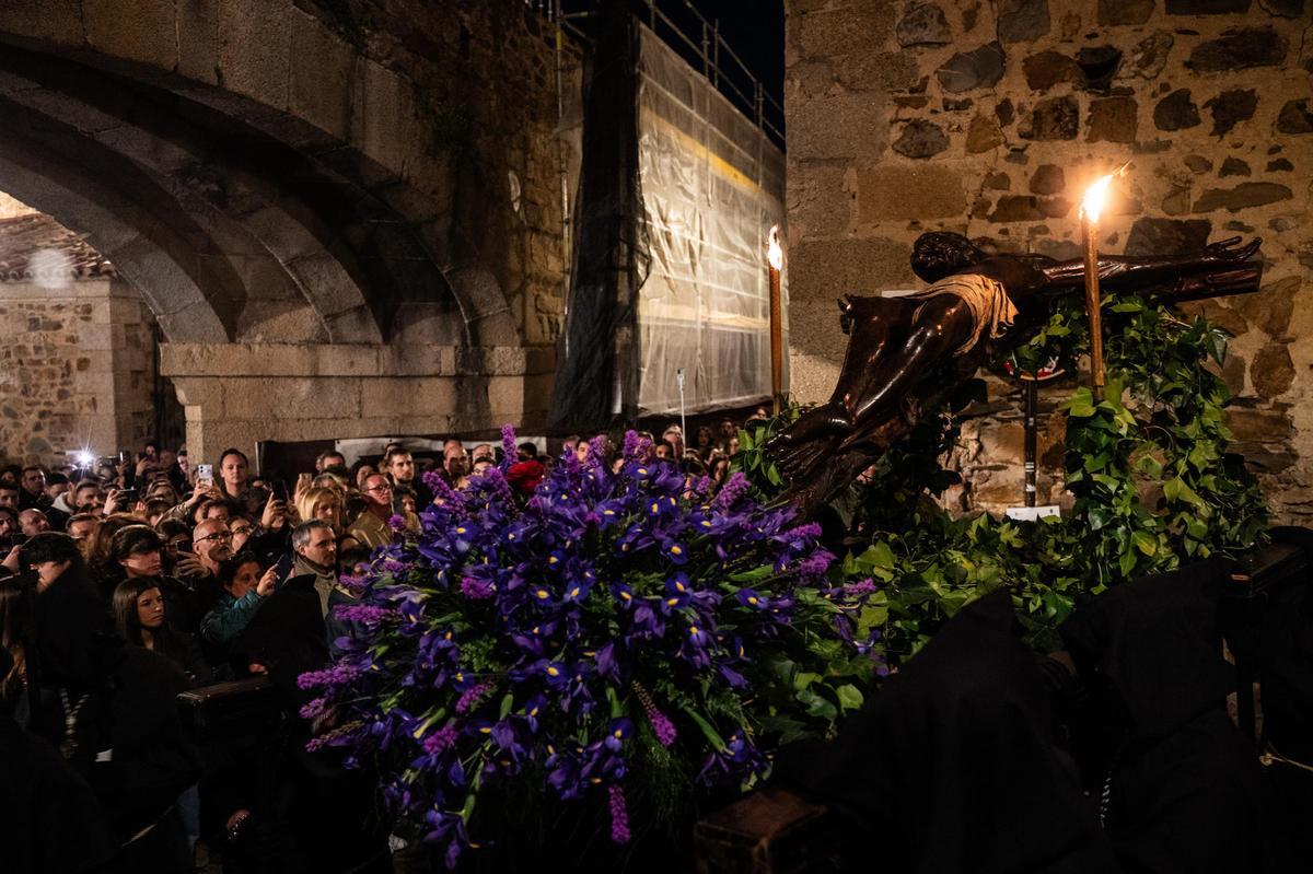 El Cristo Negro: la procesión cacereña que sale a medianoche y que atrae a miles de personas cada Miércoles Santo