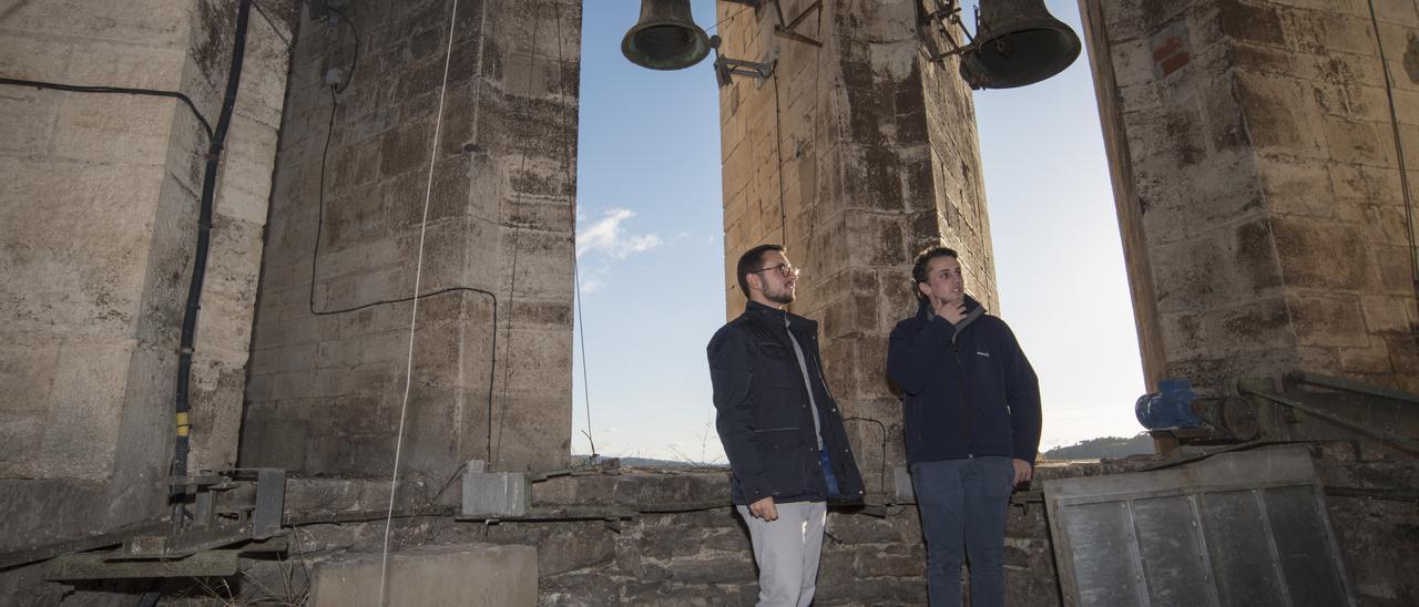 Àlex Mur i Francesc Aliberch al campanar de l'església de Moià