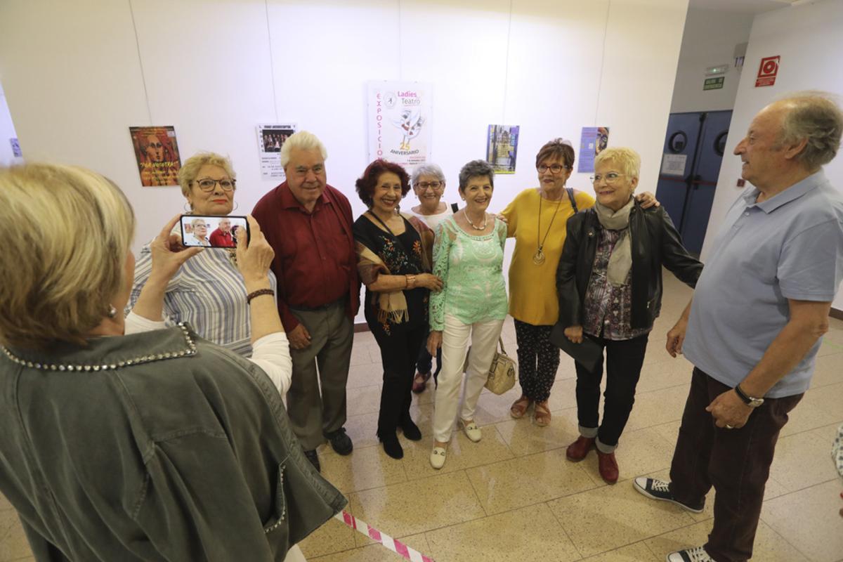 Ladies del Teatro repasan sus 25 años sobre los escenarios con una exposición en Sagunt.