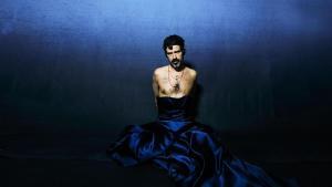 Devendra Banhart y su vestido-amuleto de Miyake.