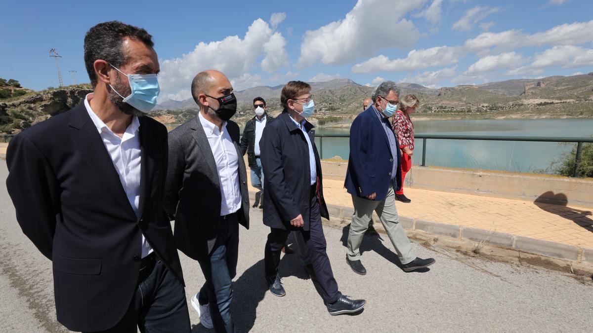 El alcalde de Elche, junto al presidente de Riegos de Levante y Ximo Puig, entre otros, hoy en Crevillent