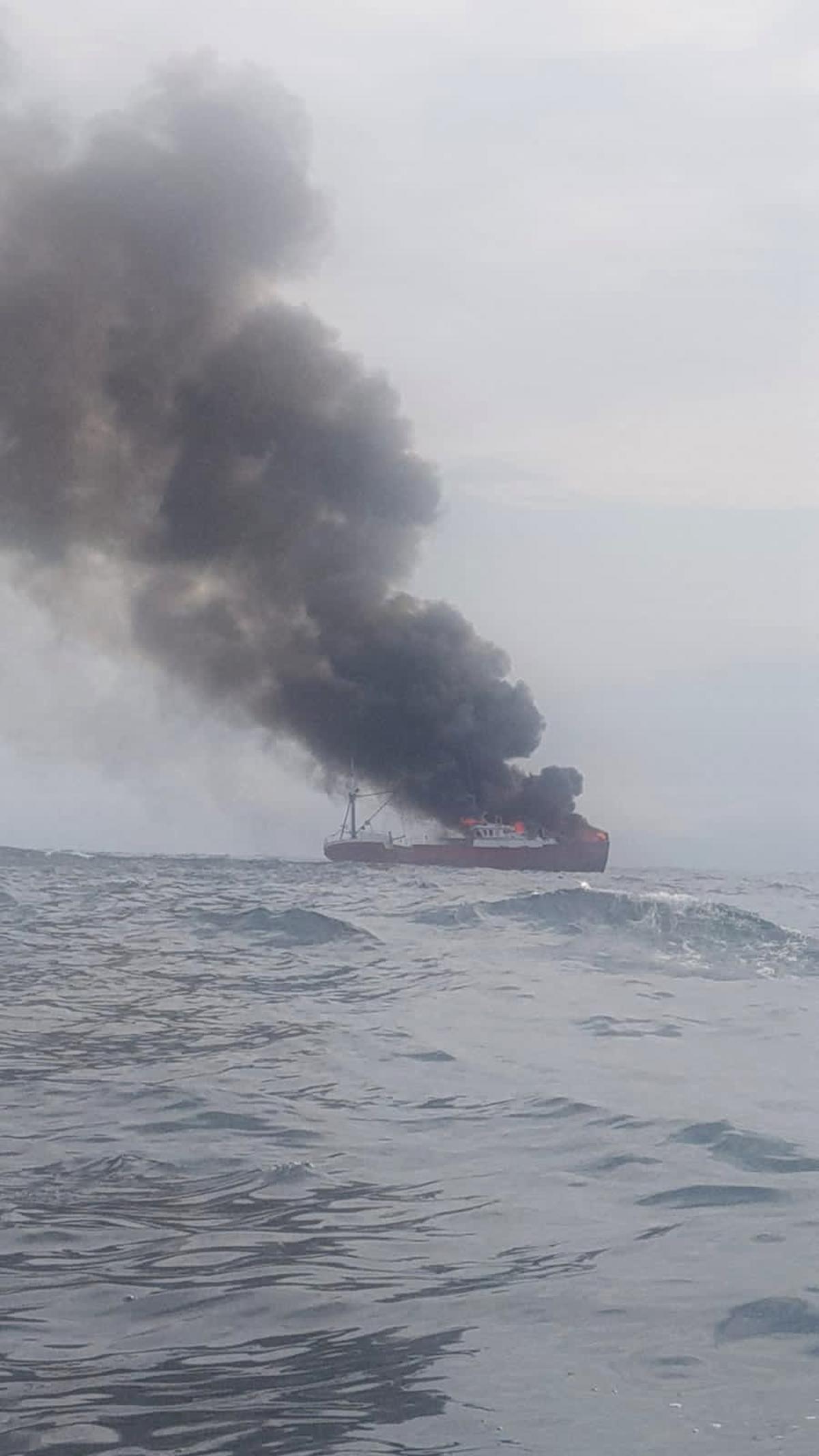 Arde el buque palangrero «Noruego» en aguas de Angola