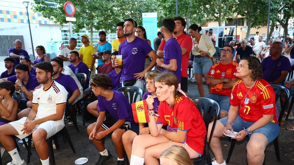 Aficionados de la selección española viendo el España-Austria en las fiestas de Sant Pere.