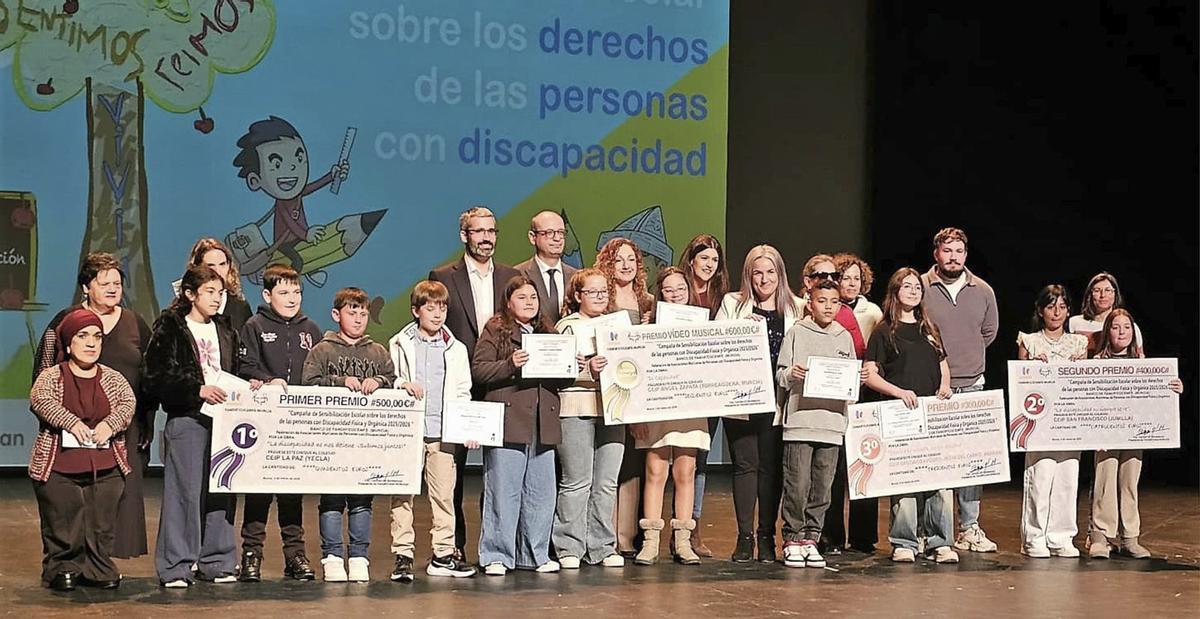 Foto de familia durante la entrega de premios de la campaña de Sensibilización Escolar sobre los Derechos de las Personas con Discapacidad Física y Orgánica, organizada por Famdif/Cocemfe. | CARM