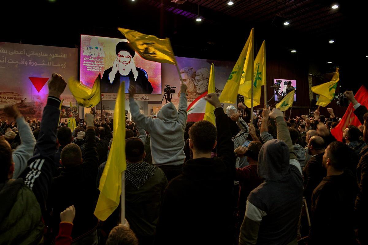Simpatizantes de Hizbulá siguen el discurso de su líder, Hasan Nasrala, este miércoles en Beirut.