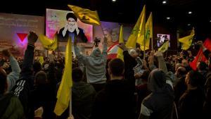 Simpatizantes de Hizbulá siguen el discurso de su líder, Hasan Nasrala, este miércoles en Beirut.