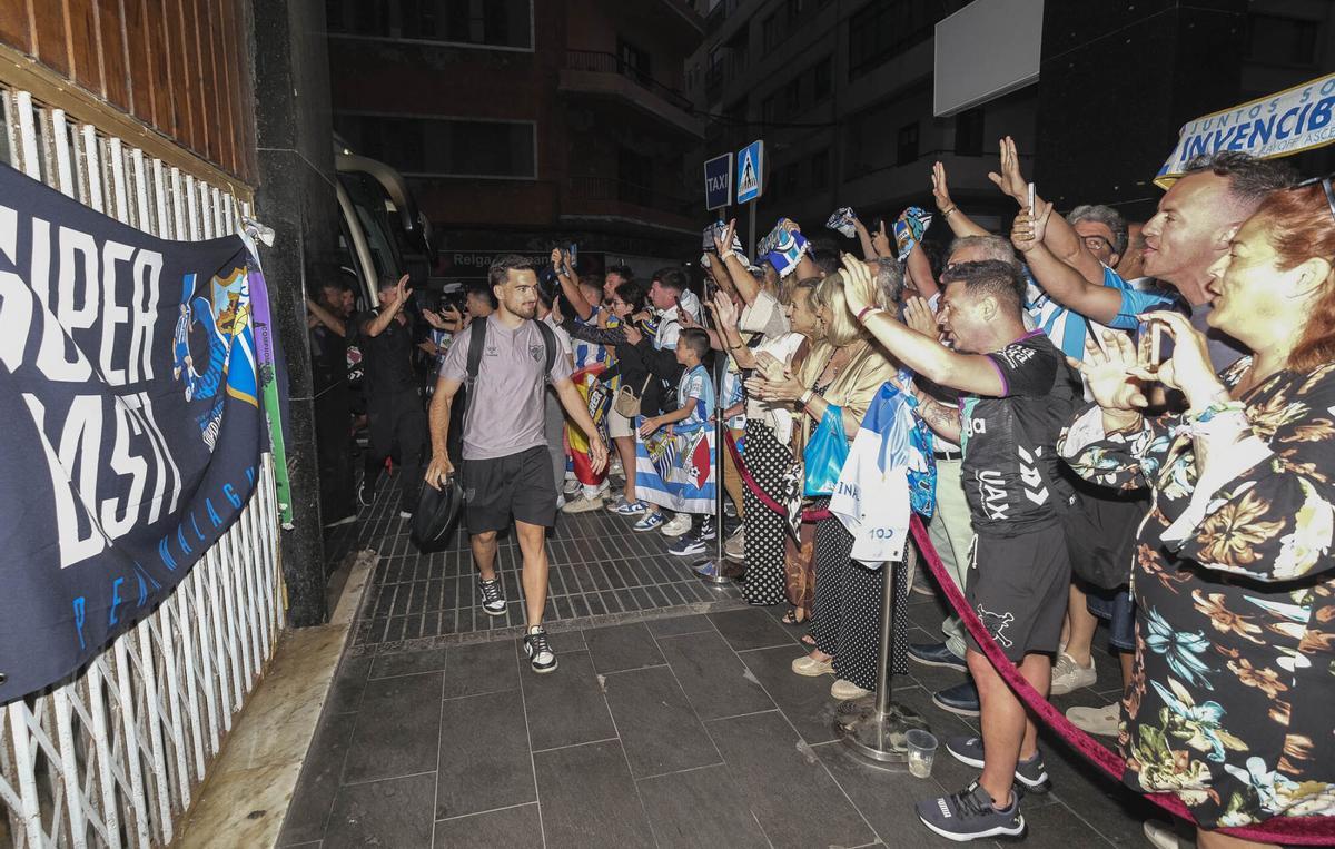 LLegada del equipo de fútbol Málaga CF al Hotel Cristina LLegada del equipo de fútbol Málaga CF al Hotel Cristina