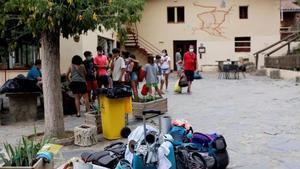 Un grupo de jóvenes en una casa de colonias