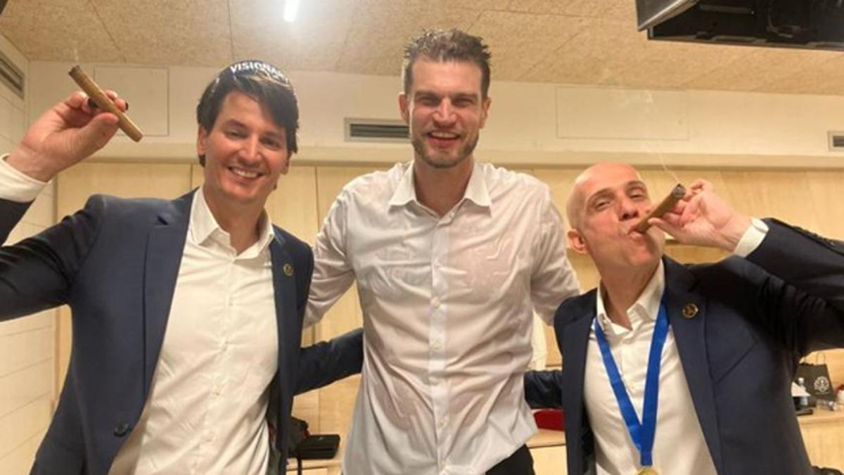 Stefan Ivanovic celebra el título de campeón de Francia junto a Splitter y Carles Marco.