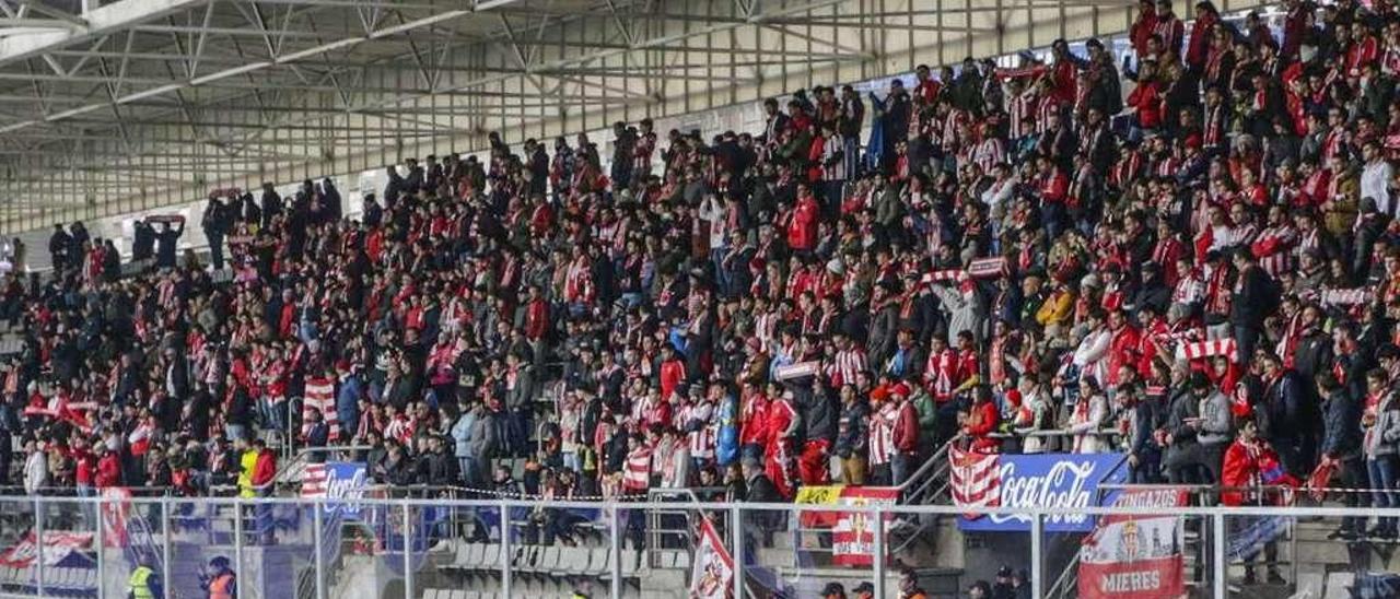 Los seguidores del Sporting tras las mamparas instaladas por el Oviedo para el derbi.