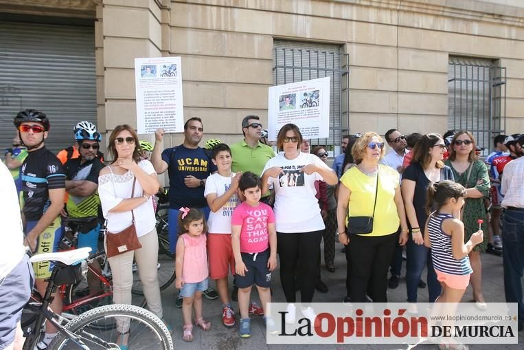 Concentración por la seguridad de los ciclistas