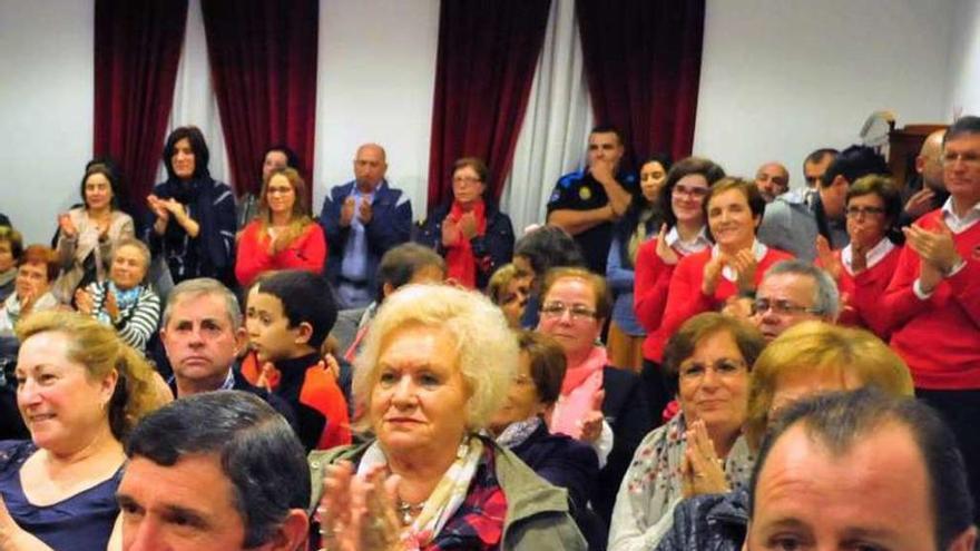 El salón de plenos se llenó de vecinos en el día de ayer. // Iñaki Abella