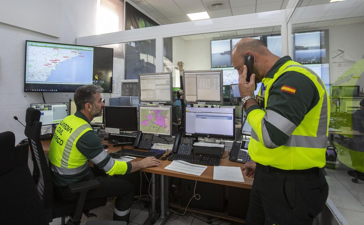 Agentes de la Guardia Civil de Tráfico en el COC de la Comandancia de Alicante.
