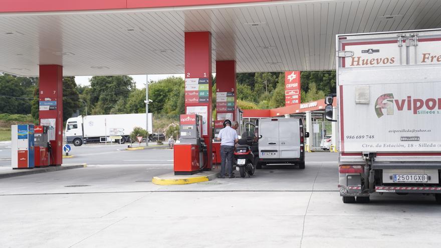 Llenar el depósito en el puente festivo costará hasta 15 euros menos que en el pasado agosto