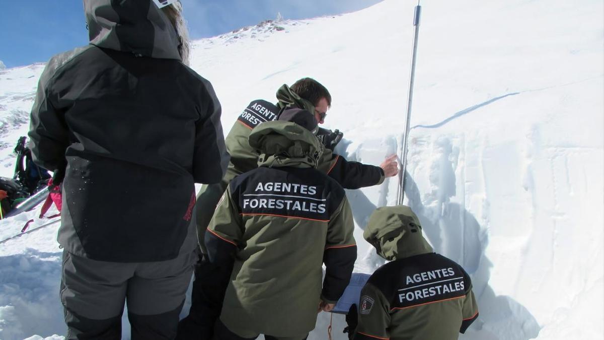 La Comunidad de Madrid analiza el estado de la nieve para prevenir el riesgo de aludes y evaluar el impacto del deshielo en los cauces de los ríos.