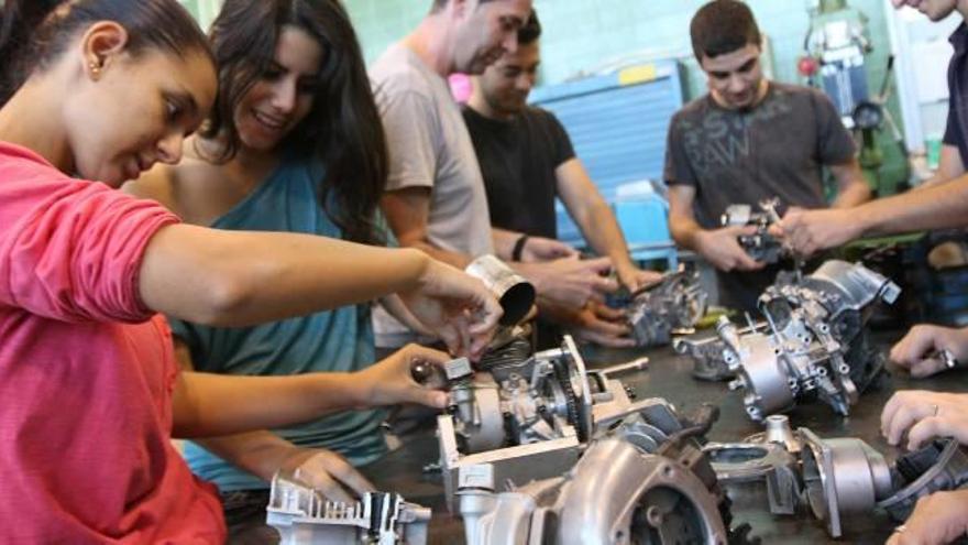 Alumnos del ciclo de Automoción en un instituto de la provincia, manejando material que el centro debe reponer con el dinero global que recibe de Educación.