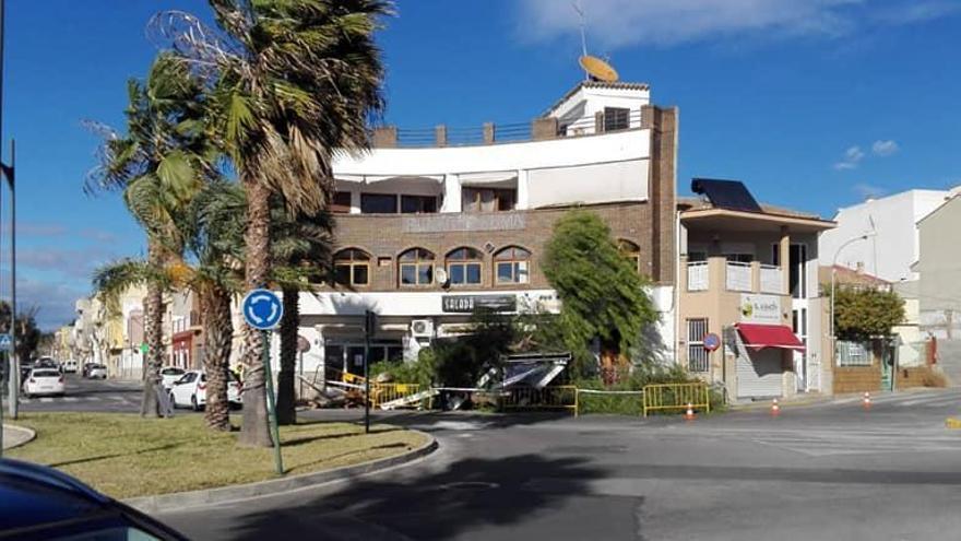 El fuerte viento derriba árboles y provoca desprendimientos en València