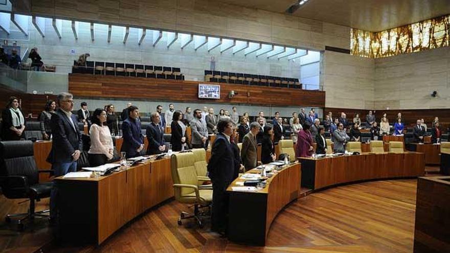 Un minuto de silencio en la Asamblea de Extremadura por la muerte de Soares