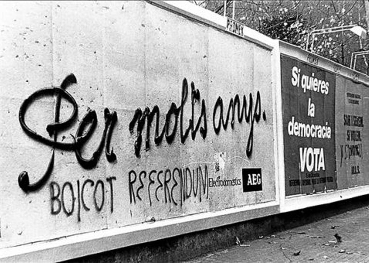 Grafiti sobre una valla durante la transición captado por Manuel Úbeda.
