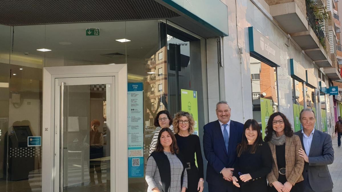 el director territorial de Cajamar en Valencia, Jesús García, junto al director de Zona, Vicente Raga, y el equipo de la oficina 2166-Alfafar.