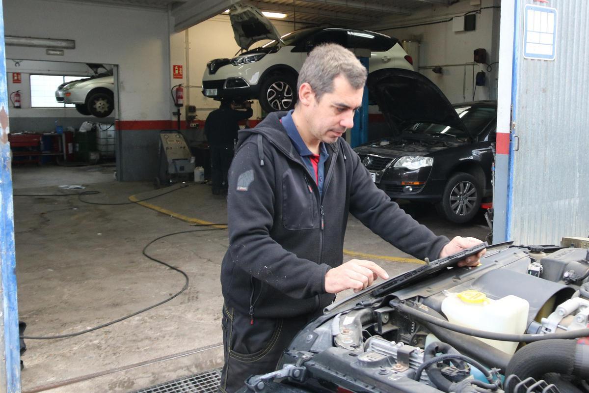 Un taller mecànic de Llofriu amb els treballadors