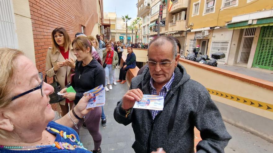 Colas ayer para obtener las citas presenciales junto a la oficina de comercio en La Plasa. | J.CARRIÓN