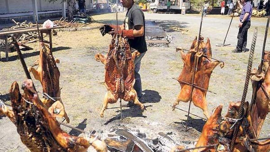 Los organizadores prepararon porco ó espeto para el menú.  // Bernabé/Javier Lalín