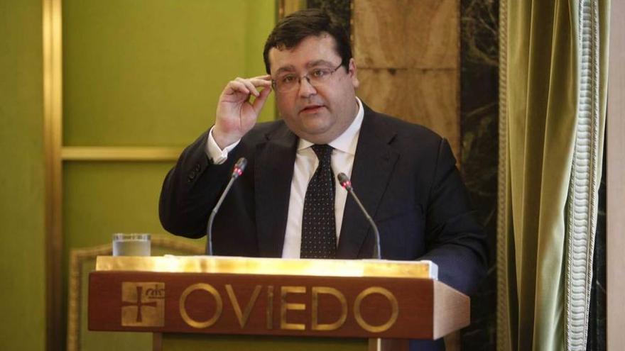Luis Pacho, cabeza de lista de Ciudadanos en la ciudad, fue el primero en intervenir en el acto de investidura celebrado el sábado en el Ayuntamiento de Oviedo. En la imagen, un momento de su discurso, en el que aseguró que su partido sería valioso para la ciudad.