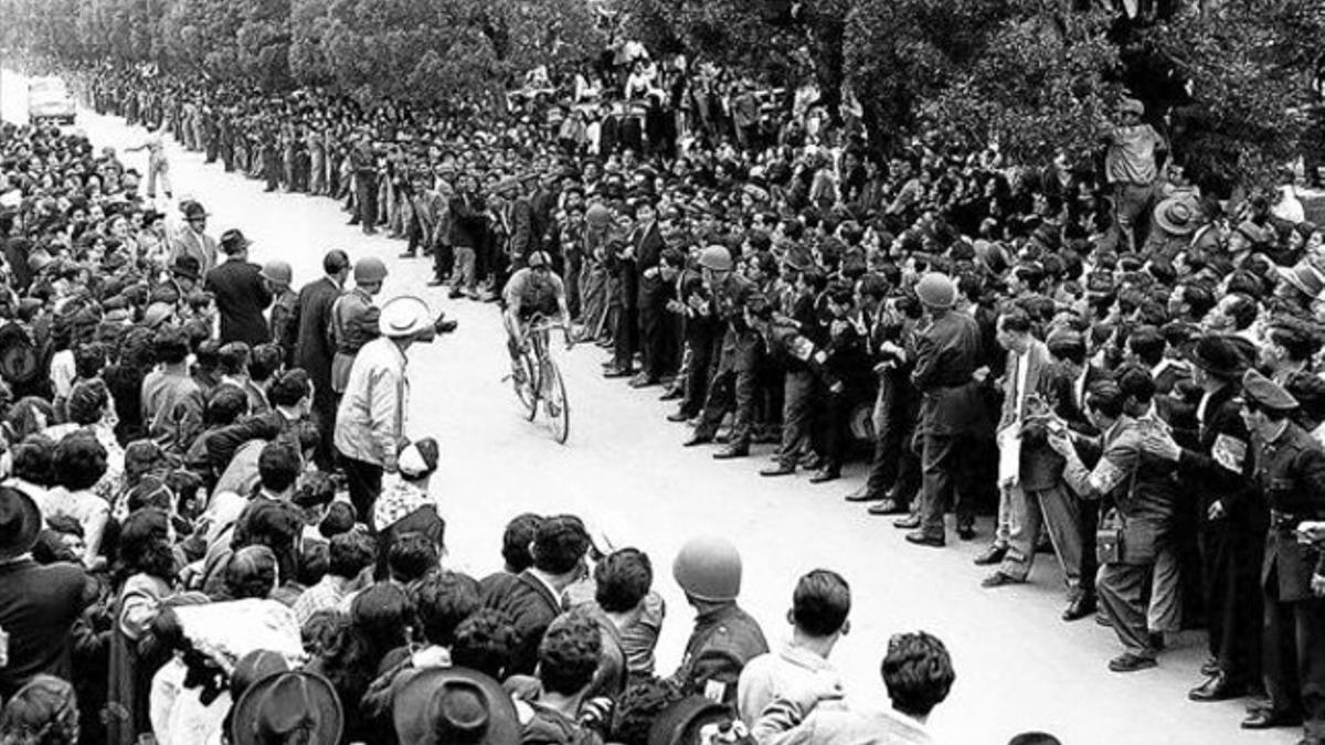 Miles de personas esperaban la llegada de Ramón Hoyos, en los años 50, cuando ganó la Vuelta a Colombia en cinco ocasiones con 38 victorias de etapa.