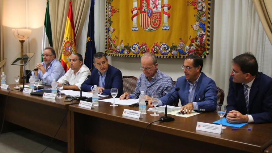 De izquierda a derecha: Joaquín Villanova, Elías Bendodo, Antonio Sanz, Francisco de la Torre, Miguel Briones y José del Cerro. g. torres