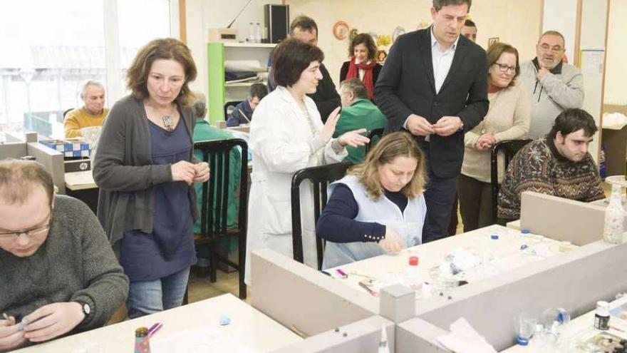 Barcón, a la izquierda, y Besteiro, en el centro, durante su visita ayer a la Asociación Pro Enfermos Mentales. 13fotos