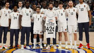 MADRID, 14/01/2025.- El base del Real Madrid Sergio Llull (c) recibe una camiseta como jugador que más partidos de Euroliga ha disputado (426) antes del partido de la jornada 21 de la Euroliga de baloncesto entre el Maccabi de Tel Aviv y el Real Madrid en la capital española. EFE/Juanjo Martín