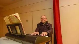 La vida de José Cruz a los 102 años: tocar el órgano, leer y ver a Carlos Alcaraz