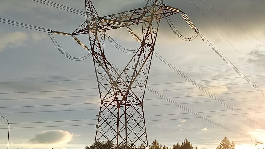 Los clientes pagan en el recibo de luz 520 millones a fábricas dispuestas a parar de urgencia