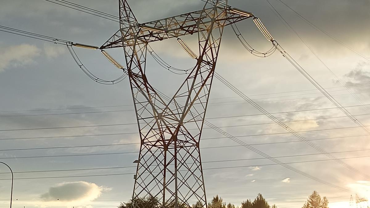 Torre de la red de transporte de electricidad