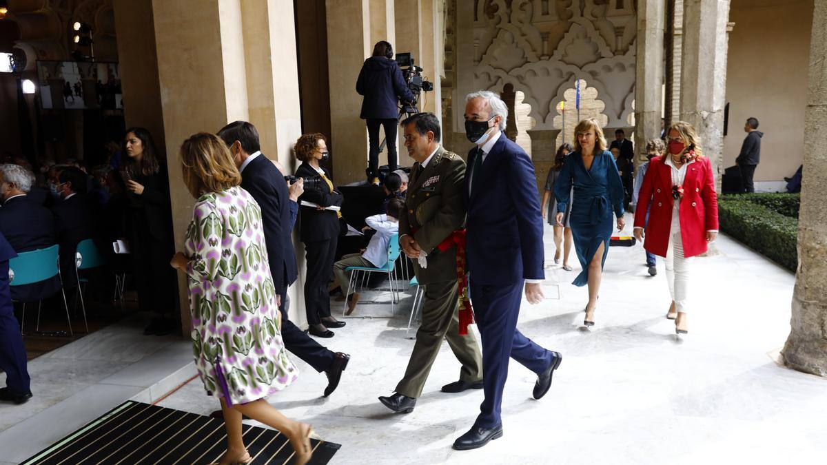 La consejera Mayte Pérez, el alcalde Jorge Azcón, la ministra, Pilar Alegría y la delegada del Gobierno, Rosa Serrano, acceden al acto institucional.