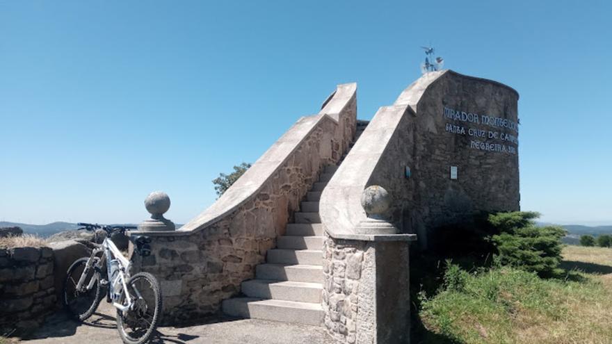 Una escalera al cielo en Negreira: el mirador desde el que pueden verse hasta treinta concellos gallegos