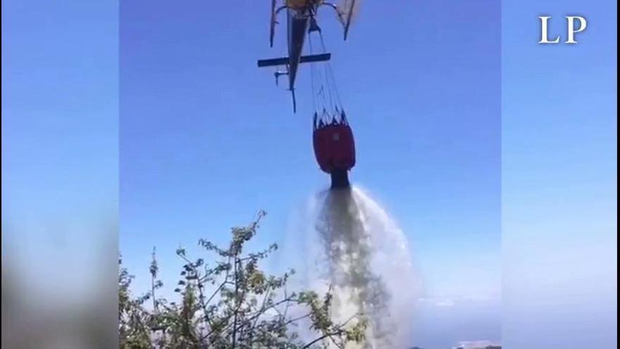 Slow motion | Un helicóptero echa agua en el incendio de la Cumbre