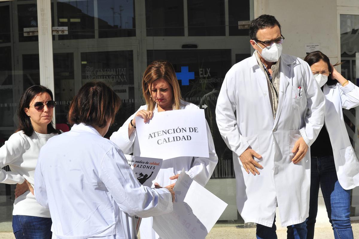 Concentración de médicos a las puerta del centro de salud de Altabix en Elche