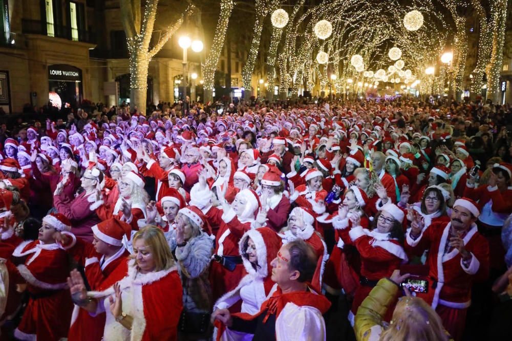 Más de 1.200 Papás Noel bailan en línea en el Born de Palma