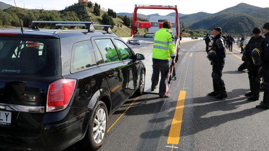 Els gendarmes retirant els vehicles