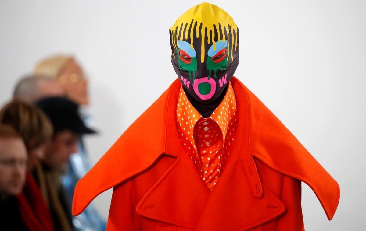 Un modelo presenta una creación del diseñador Walter Van Beirendonck como parte de su colección de otoño invierno 2019-2020, durante la Semana de la Moda Masculina en París.